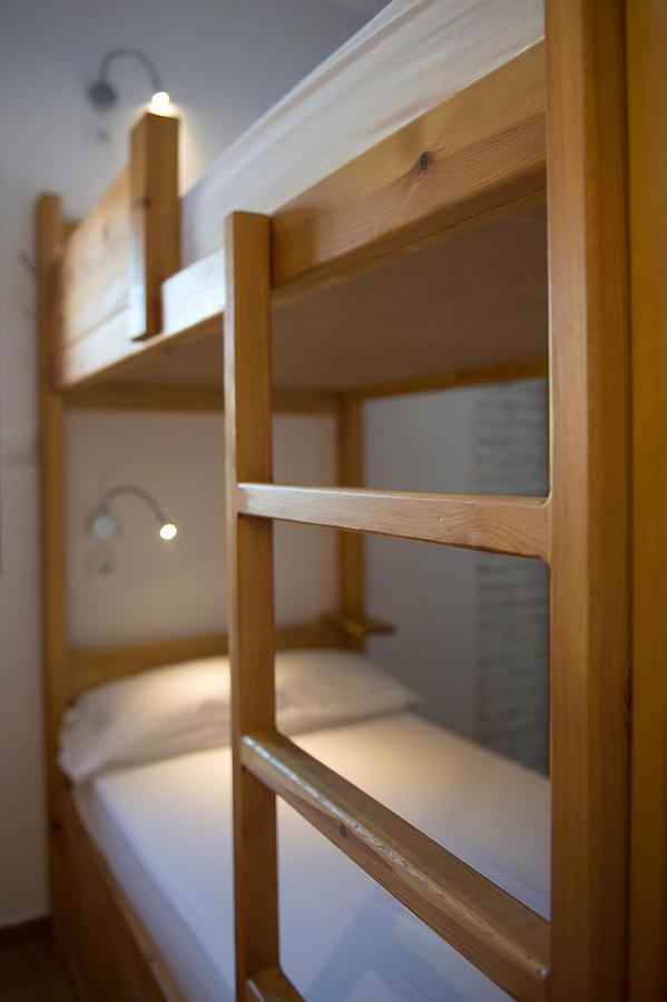 Crux Albergue Adahuesca Luaran gambar
